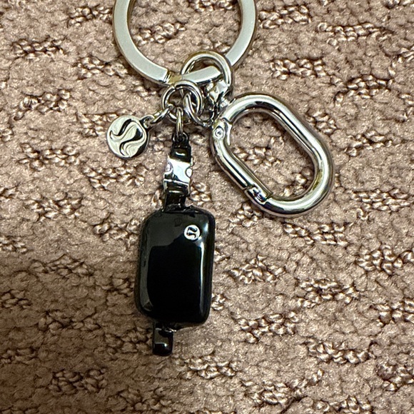 NWOT Lululemon belt bag key chain - Picture 4 of 4
